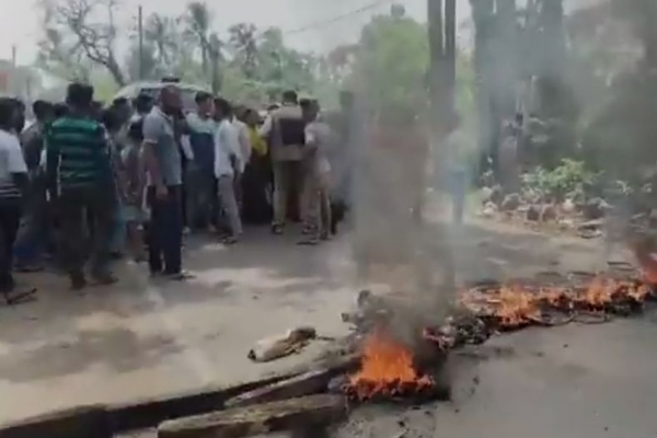এসআইআর প্রক্রিয়া নিয়ে অশান্ত বসিরহাট, রাস্তায় টায়ার জ্বালিয়ে বিক্ষোভ
