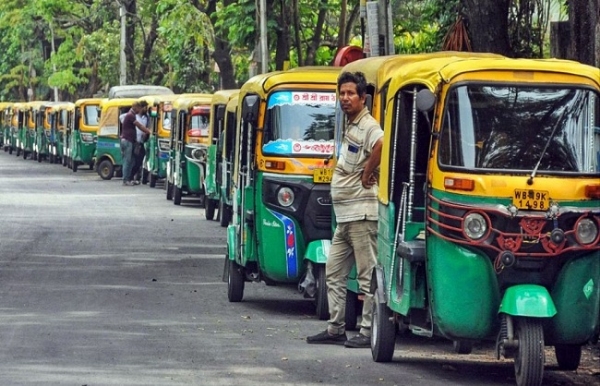 বিভিন্ন পাম্পে গ্যাসের আকাল, ভাড়া বাড়ার আশঙ্কা অটোয় বিভিন্ন পাম্পে গ্যাসের আকাল, ভাড়া বাড়ার আশঙ্কা অটোয়