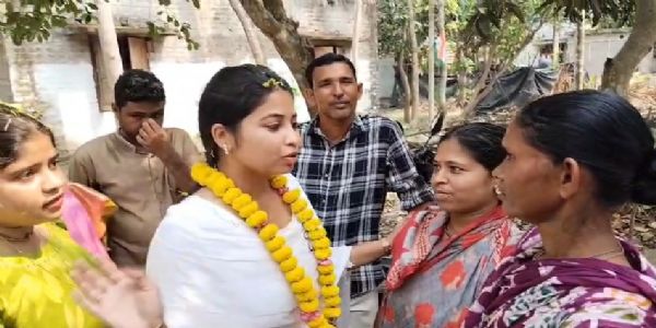 গ্রামে গ্রামে প্রচার ঋতুপর্ণার, পাঁপড় ভেজে মানুষের মন জয়