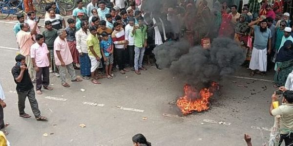 এসআইআর প্রক্রিয়া নিয়ে ক্ষোভ, টায়ার জ্বালিয়ে বিক্ষোভ কাকদ্বীপে