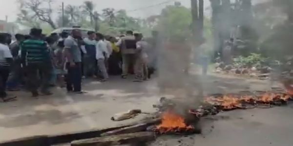 এসআইআর প্রক্রিয়া নিয়ে অশান্ত বসিরহাট, রাস্তায় টায়ার জ্বালিয়ে বিক্ষোভ