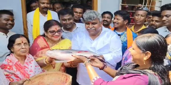 মাছ নিয়ে অভিনব মনোনয়ন যাত্রা পাণ্ডবেশ্বরের বিজেপি প্রার্থী জিতেন্দ্র তেওয়ারির