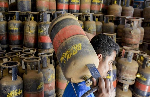 আরও মহার্ঘ্য ১৯ কেজি সিলিন্ডার, বর্ধিত দাম পয়লা এপ্রিল থেকেই কার্যকর