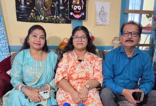 মা-বাবার সঙ্গে হাফলঙের ছাত্রী স্বস্তিকা পাল (মধ্যে)