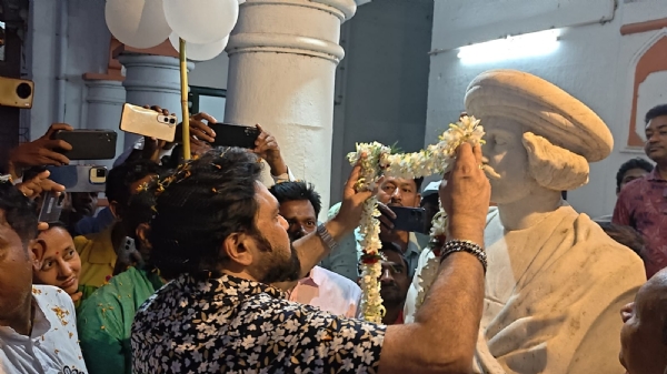 রামমোহন রায়ের আবক্ষ   মালা পড়াচ্ছেন বাবুল সুপ্রিয়