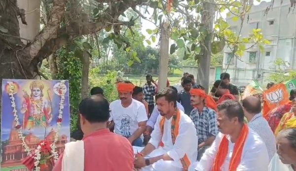 হনুমান মন্দিরে পুজো দিচ্ছেন হেমন্ত বাগ হনুমান মন্দিরে পুজো দিচ্ছেন হেমন্ত বাগ