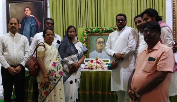 পশ্চিমবঙ্গ বিধানসভার লবিতে শ্রদ্ধার্ঘ্য নিবেদন পশ্চিমবঙ্গ বিধানসভার লবিতে শ্রদ্ধার্ঘ্য নিবেদন