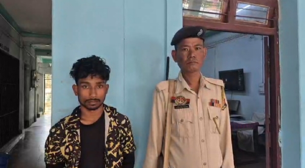 বাংলাদেশি নাগরিক আটক