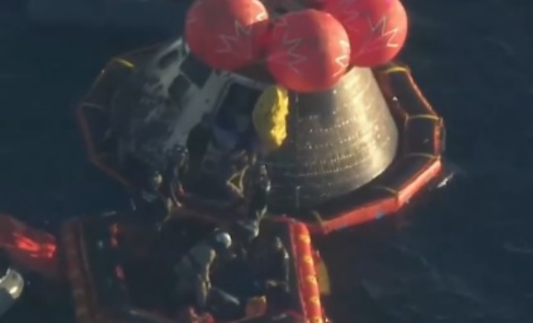 সফল চন্দ্রাভিযান, নাসার চার মহাকাশচারী ফিরলেন নির্বিঘ্নেই