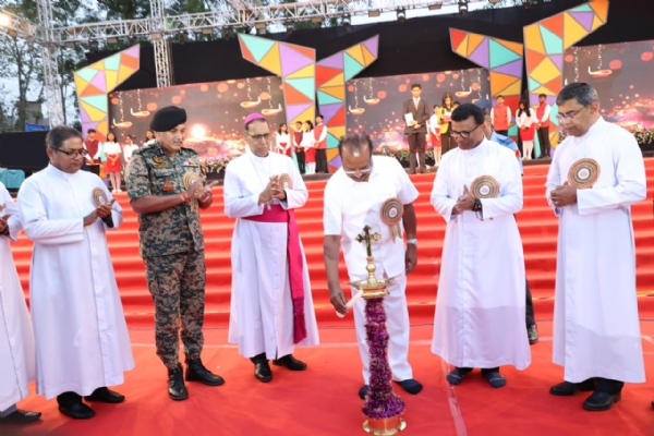 হলি ক্রস স্কুলে রাজ্যপাল হলি ক্রস স্কুলে রাজ্যপাল