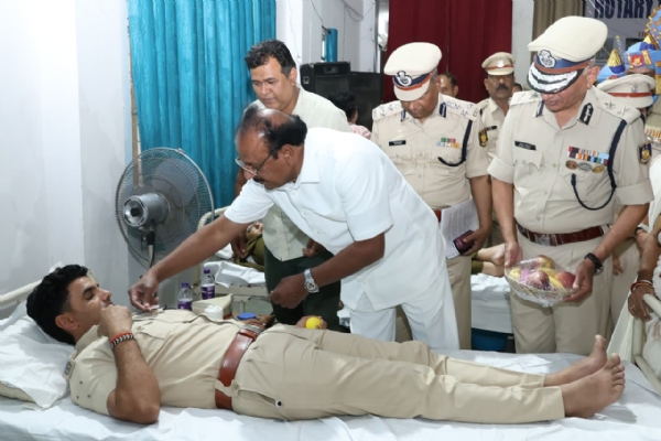 রক্তদান শিবিরে রাজ্যপাল রক্তদান শিবিরে রাজ্যপাল