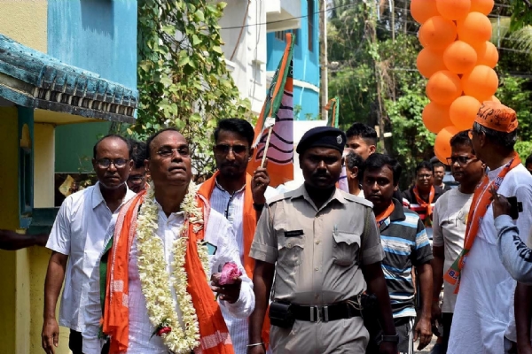 হাওড়া থেকে বিজেপির প্রার্থীর ভোটপ্রচার হাওড়া থেকে বিজেপির প্রার্থীর ভোটপ্রচার