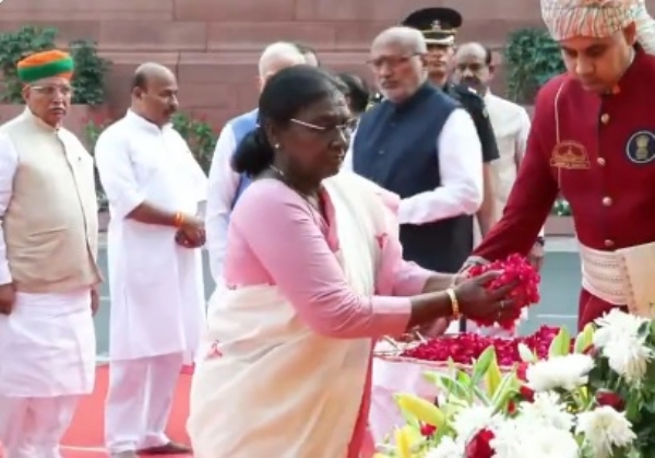 জন্মবার্ষিকীতে জ্যোতিবা ফুলেকে শ্রদ্ধার্ঘ্য রাষ্ট্রপতি ও প্রধানমন্ত্রী-সহ বিশিষ্টদের