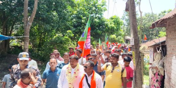 খানাকুলে পায়ে হেঁটে প্রচার, মানুষের দুয়ারে বিজেপি প্রার্থী সুশান্ত ঘোষ