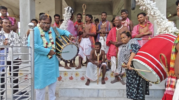 প্রচারে বেরিয়ে ঢাক বাজাচ্ছেন নির্মল মাঝি প্রচারে বেরিয়ে ঢাক বাজাচ্ছেন নির্মল মাঝি