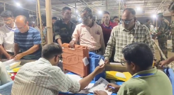 স্ট্রংরুমে রাখা হচ্ছে ইভিএম স্ট্রংরুমে রাখা হচ্ছে ইভিএম