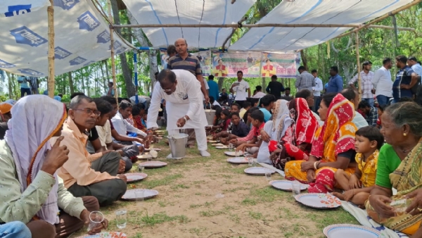 প্রচারের মাঝে কর্মীদের খাবার পরিবেশন করছেন নির্মল মাঝি প্রচারের মাঝে কর্মীদের খাবার পরিবেশন করছেন নির্মল মাঝি