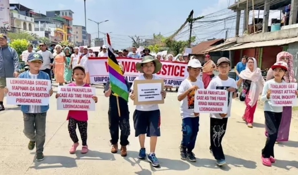 বিক্ষোভ-মিছিলে শিশুর দল বিক্ষোভ-মিছিলে শিশুর দল