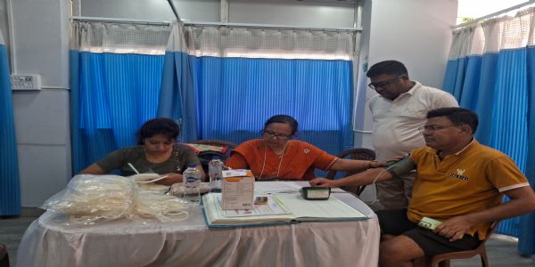 হাসপাতালে রক্তের সংকট মেটাতে এগিয়ে এল পূর্বাঞ্চল জনকল্যাণ সমিতি, লেক গার্ডেনসে রক্তদান শিবির