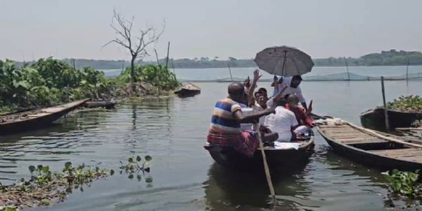 ইছামতীতে নৌকায় চেপে প্রচারে তৃণমূল প্রার্থী বিনা মণ্ডল