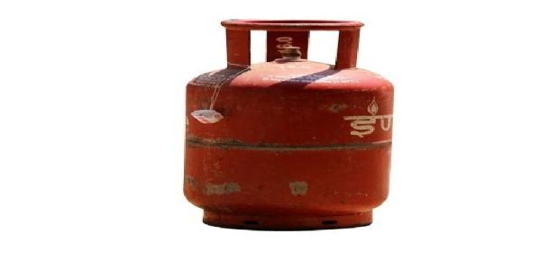 গ্যাস সিলিন্ডার নেই, চরম দুর্ভোগে গ্রাহকেরা