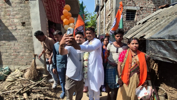 সেলফিতে ব্যস্ত খানাকুলের বিজেপি প্রার্থী সুশান্ত ঘোষ সেলফিতে ব্যস্ত খানাকুলের বিজেপি প্রার্থী সুশান্ত ঘোষ