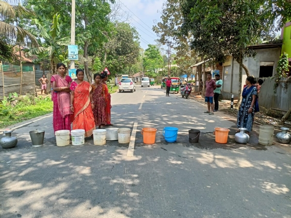 সড়ক অবরোধ সড়ক অবরোধ
