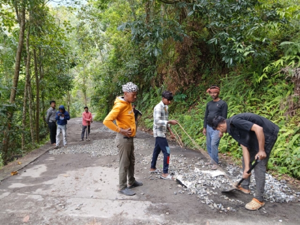 পাহাড়ি পথে চলছে মেরামতির জরুরি কাজ