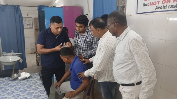 সংঘর্ষে আহতদের নিয়ে যাওয়া হয় হাসপাতালে সংঘর্ষে আহতদের নিয়ে যাওয়া হয় হাসপাতালে