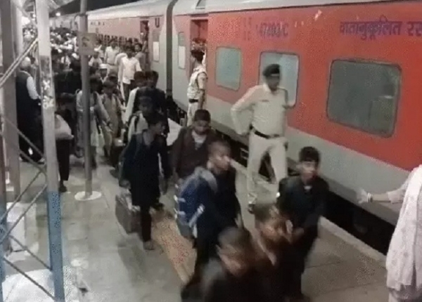 ট্রেনে করে মহারাষ্ট্রে নিয়ে যাওয়া হচ্ছিল ১৬৭ শিশু, কাটনি স্টেশনে উদ্ধার—মানব পাচারের আশঙ্কা ট্রেনে করে মহারাষ্ট্রে নিয়ে যাওয়া হচ্ছিল ১৬৭ শিশু, কাটনি স্টেশনে উদ্ধার—মানব পাচারের আশঙ্কা