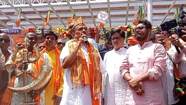 বিরোধী দলের নেতা শুভেন্দু অধিকারী প্রচারে বিরোধী দলের নেতা শুভেন্দু অধিকারী প্রচারে