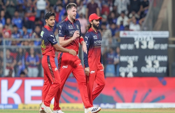 আইপিএল: দাপুটে পারফরম্যান্স দেখিয়ে মুম্বাইকে হারাল বেঙ্গালুরু আইপিএল: দাপুটে পারফরম্যান্স দেখিয়ে মুম্বাইকে হারাল বেঙ্গালুরু