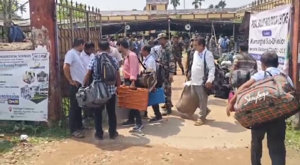 বুথে পৌঁছলেন ভোটবর্মীরা