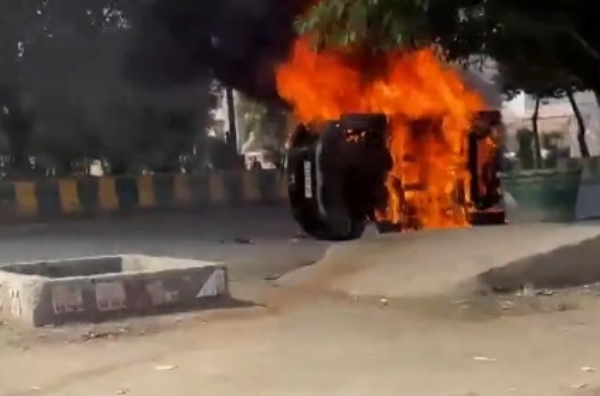 বেতন বৃদ্ধির দাবিকে ঘিরে অশান্তি নয়ডায়, ছড়ালো উত্তেজনা
