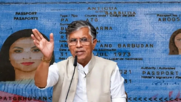 ৫ এপ্রিল গুয়াহাটিতে আয়োজিত সাংবাদিক সম্মেলনে কংগ্রেস নেতা পবন খেড়া ৫ এপ্রিল গুয়াহাটিতে আয়োজিত সাংবাদিক সম্মেলনে কংগ্রেস নেতা পবন খেড়া