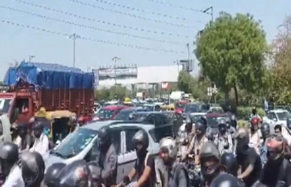 উত্তেজনা নয়ডায়; ব্যাহত যান চলাচল, বিকল্প রাস্তা ব্যবহারের পরামর্শ পুলিশের উত্তেজনা নয়ডায়; ব্যাহত যান চলাচল, বিকল্প রাস্তা ব্যবহারের পরামর্শ পুলিশের