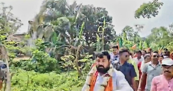 পায়ে হেঁটে প্রচার করছেন বিমান ঘোষ পায়ে হেঁটে প্রচার করছেন বিমান ঘোষ