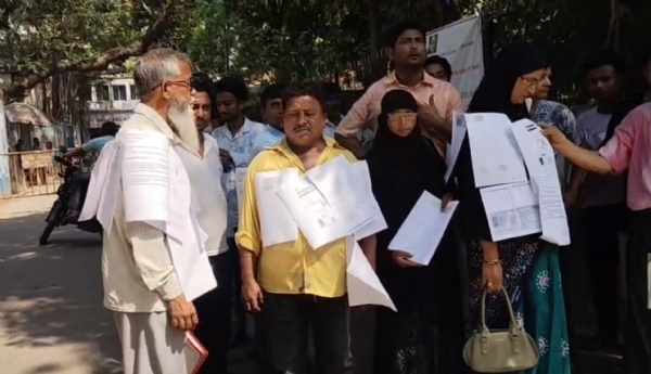 স্বেচ্ছা মৃত্যুর আবেদন পত্র নিয়ে মহকুমা শাসকের দপ্তরে স্বেচ্ছা মৃত্যুর আবেদন পত্র নিয়ে মহকুমা শাসকের দপ্তরে