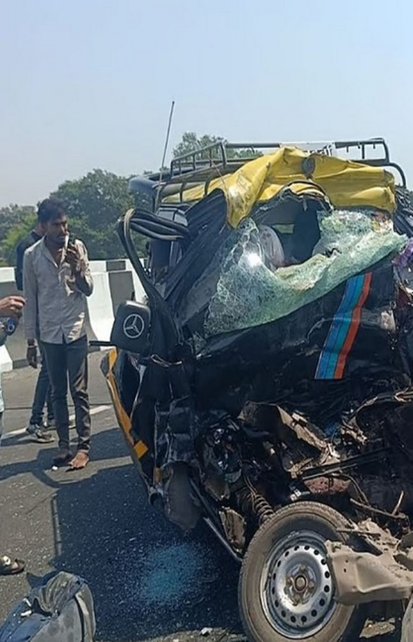 থানেতে পিকআপ ভ্যান ও সিমেন্ট মিক্সারের সংঘর্ষ থানেতে পিকআপ ভ্যান ও সিমেন্ট মিক্সারের সংঘর্ষ