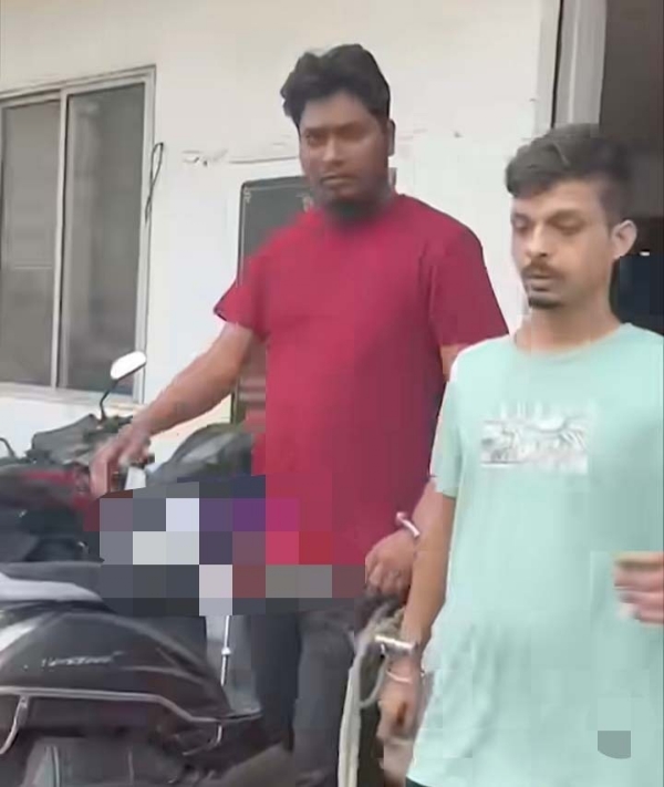 গ্রেফতার লাল টি-শার্ট পরিহিত দালাল আক্কাস আলি সহ বাংলাদেশি গ্রেফতার লাল টি-শার্ট পরিহিত দালাল আক্কাস আলি সহ বাংলাদেশি