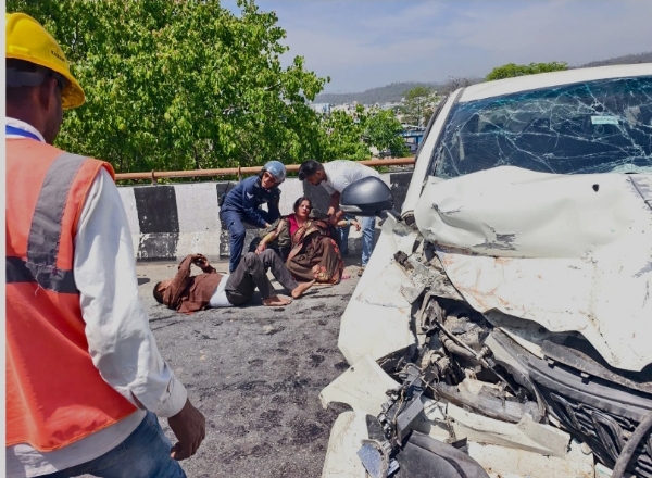 দুর্ঘটনায় আহত তীর্থযাত্রীরা দুর্ঘটনায় আহত তীর্থযাত্রীরা