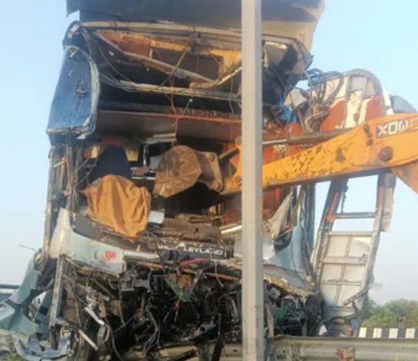 দিল্লি-মুম্বই এক্সপ্রেসওয়েতে বাস ও ট্রাকের সংঘর্ষে শিশু-সহ মৃত ৩, আহত ৩০ জন