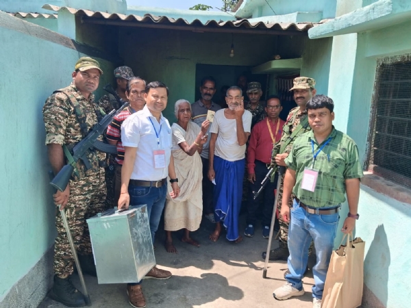 পুরুলিয়া জেলার বাড়িতে ভোট