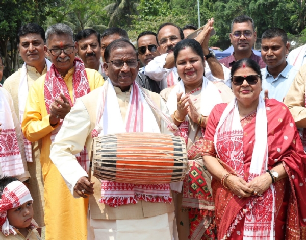 ঢোল বাজাচ্ছেন রাজ্যপাল ঢোল বাজাচ্ছেন রাজ্যপাল