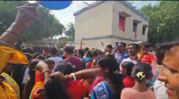 গাজন উৎসবে আরামবাগের তৃণমূল প্রার্থী মিতা বাঘ গাজন উৎসবে আরামবাগের তৃণমূল প্রার্থী মিতা বাঘ