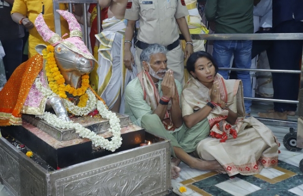 মহাকালেশ্বর মন্দিরে ভস্ম আরতিতে অংশ মিলিন্দ সোমানের মহাকালেশ্বর মন্দিরে ভস্ম আরতিতে অংশ মিলিন্দ সোমানের