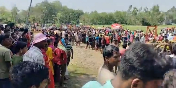 রত্নাবলীর গাজনের ভক্তের ভিড় রত্নাবলীর গাজনের ভক্তের ভিড়