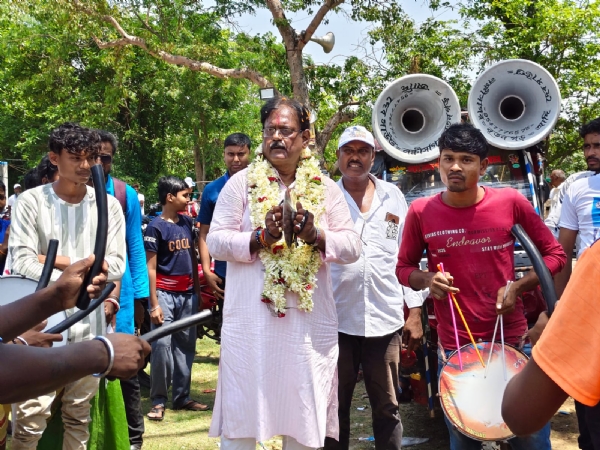 প্রচারের মাঝেই গাজনে বাজনা বাজাচ্ছেন নির্মল মাঝি প্রচারের মাঝেই গাজনে বাজনা বাজাচ্ছেন নির্মল মাঝি