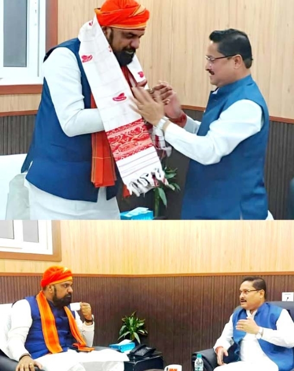 সম্রাট চৌধুরীকে শুভেচ্ছা ও অভিনন্দন জানাচ্ছেন দিলীপ শইকিয়া সম্রাট চৌধুরীকে শুভেচ্ছা ও অভিনন্দন জানাচ্ছেন দিলীপ শইকিয়া