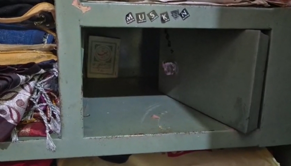 আলমারি ভেঙ্গে চুরি আরামবাগে আলমারি ভেঙ্গে চুরি আরামবাগে